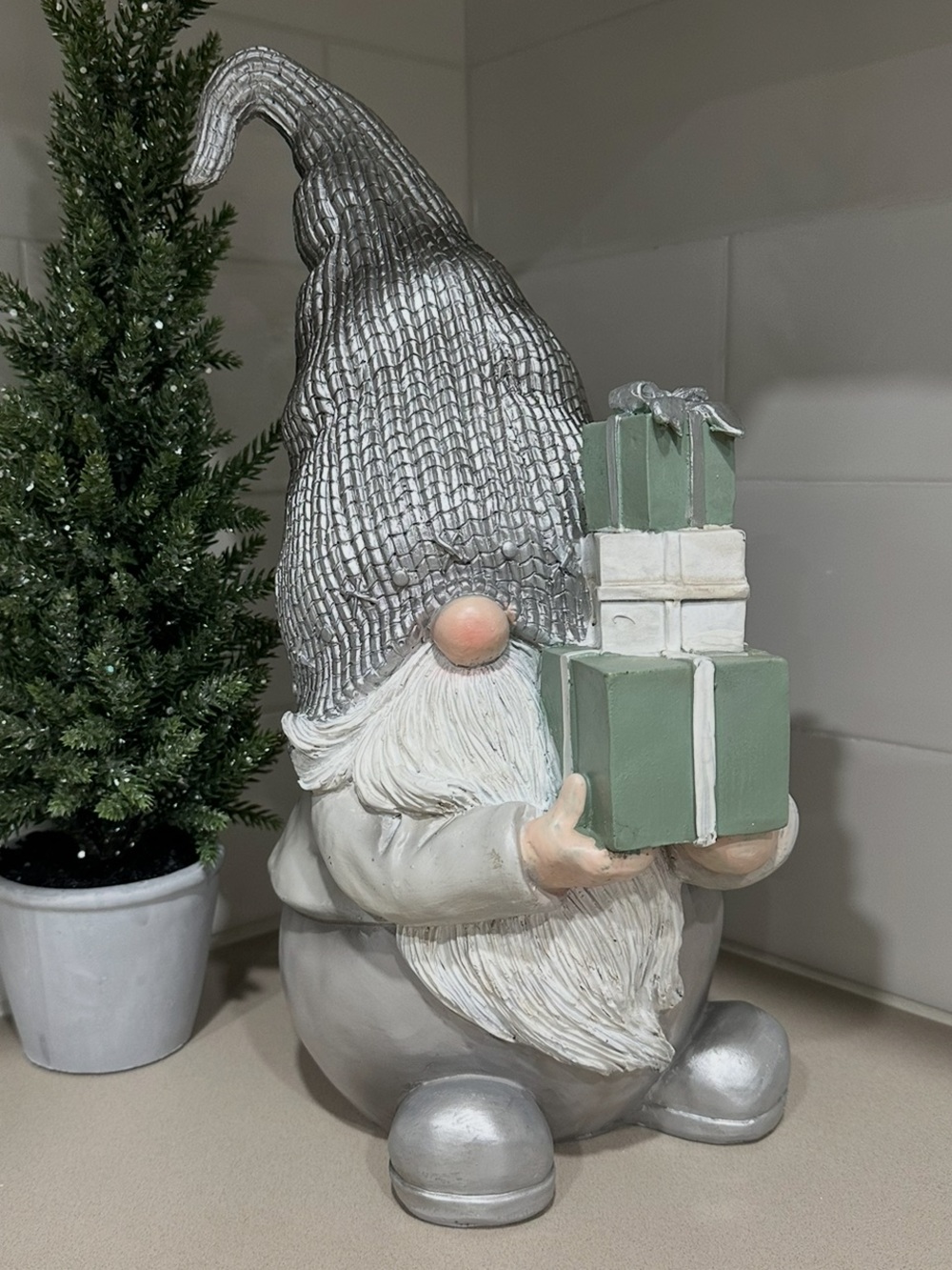 🆕 Christmas Gnome with Presents - Resin Holiday Decor!